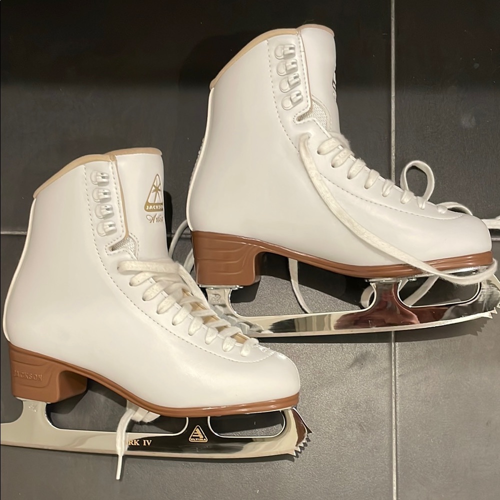 Jackson Artiste ice skates lightly used